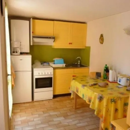 Mitoyenne Calme Avec Piscine, Jardin Et Parking Prive, A Proximite De La Et Commerces - Fr-1-607-33 * Agde