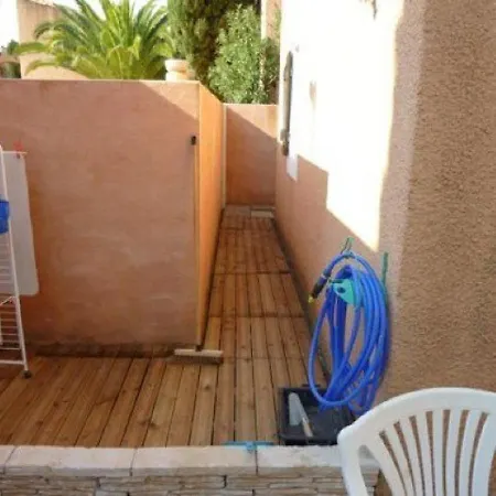 Mitoyenne Calme Avec Piscine, Jardin Et Parking Prive, A Proximite De La Et Commerces - Fr-1-607-33 * Agde